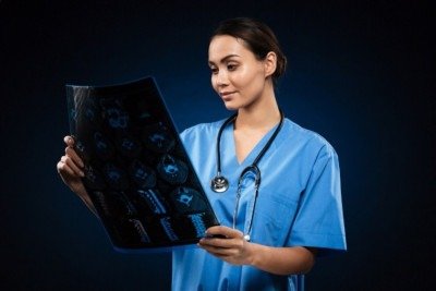 Segundo dados do Atlas da Radiologia, o Brasil tem, em média, cerca de 12,24 radiologistas por 100 mil habitantes, mas essa presença é fortemente concentrada nas capitais e em grandes centros -  (crédito: Freepik)