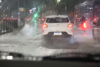 Belo Horizonte e mais 502 cidades mineiras tamb&eacute;m est&atilde;o sob alerta laranka  com possibilidade de chuva de at&eacute; 100mm/dia e ventos de at&eacute; 100km/h at&eacute; as 23h59. -  (crédito: Marcos Vieira/EM/D.A Press)