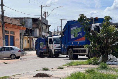 Veículo ficou com a roda traseira presa no buraco -  (crédito: Edésio Ferreira/EM/D.A Press)