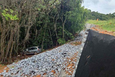 Um carro colidiu com um carreta na BR-354, no munic&iacute;pio de Formiga, no Centro-Oeste mineiro, na manh&atilde; deste s&aacute;bado (7/3) -  (crédito: Reprodu&ccedil;&atilde;o CBMMG )