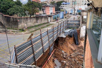 A Defesa Civil de BH afirma que n&atilde;o &eacute; poss&iacute;vel determinar a causa dos desabamentos ou se a forte chuva que atingiu a capital mineira nessa sexta-feira agravou a situa&ccedil;&atilde;o  
 -  (crédito: Ed&eacute;sio Ferreira/EM/D.A. Press)