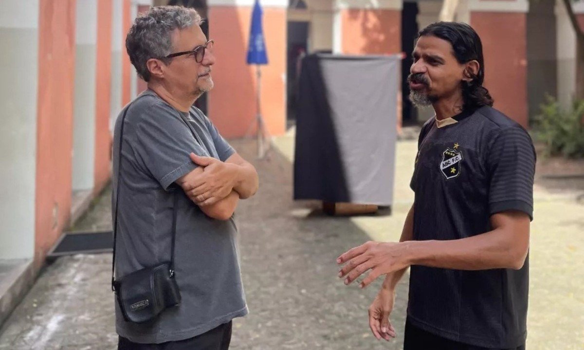 Kleber Mendon&ccedil;a Filho e Kaiany Ven&acirc;ncio no set durante as filmagens de 'O agente secreto'