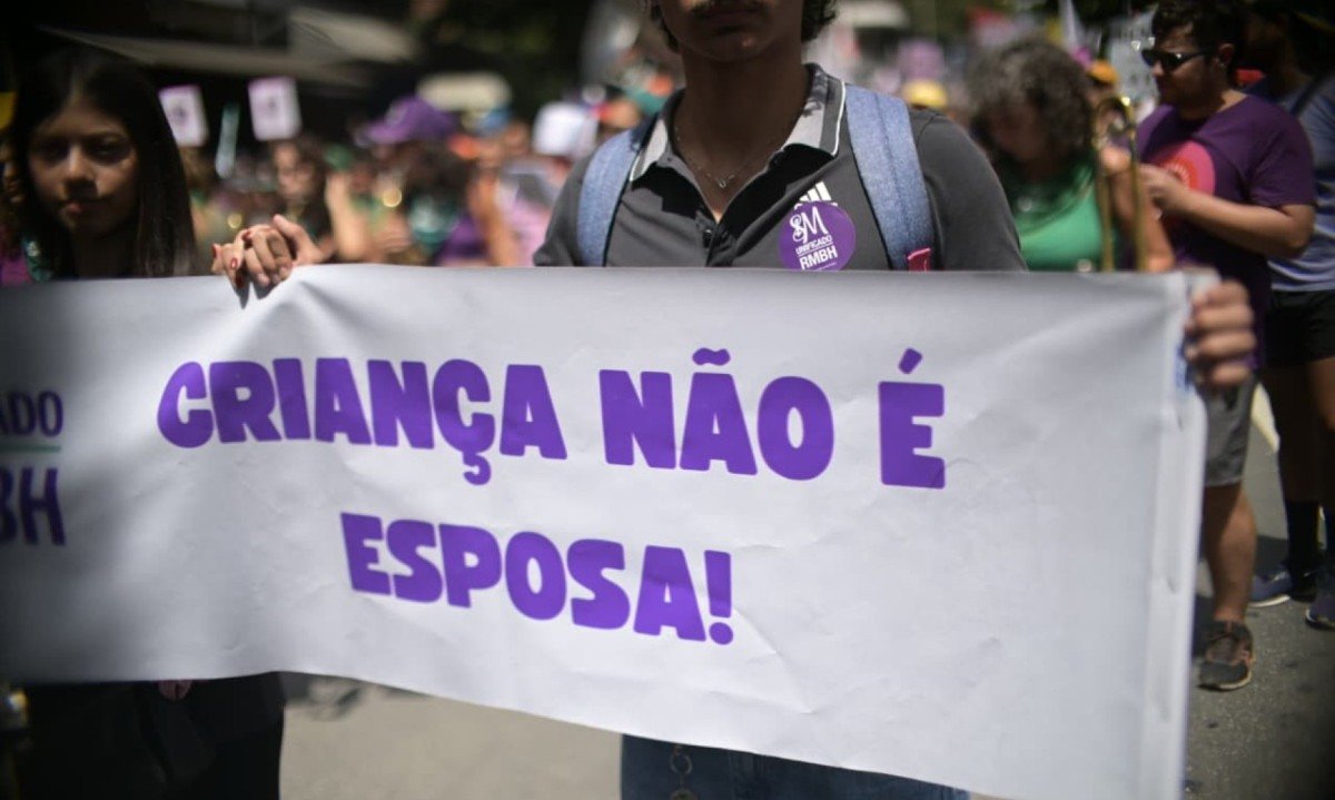  Manifestantes exibem faixas contra feminic&iacute;dio e viol&ecirc;ncia de g&ecirc;nero durante ato do 8 de mar&ccedil;o na Pra&ccedil;a Raul Soares, no Centro de Belo Horizonte