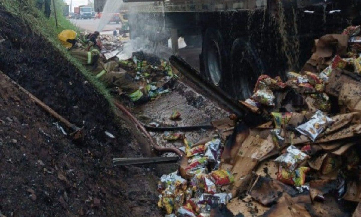 Um caminh&atilde;o carregado com pacotes de salgadinho pegou fogo na BR-040, na altura do Km 545, em Nova Lima, Regi&atilde;o Metropolitana de Belo Horizonte