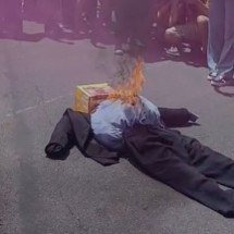 Manifestantes queimam boneco de Trump em ato do 8 de Março em BH - Alessandra Mello/EM/D.A.Press