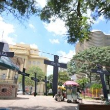 Cruzes lembram vítimas de feminicídio em ato na Praça da Liberdade - Leandro Couri/EM/D.A.Press