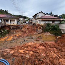 Cidades pequenas lidam com grandes problemas -  reprodu....o/Matheus Ferreira.: Ponte em Dom Silverio destruida pelas chuvas com obras de reconstrucao iniciadas