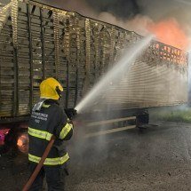 Carreta com carga avaliada em R$ 850 mil pega fogo na BR-381 - CBMMG/Divulgação