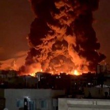 Depósitos de combustível incendiados mergulham Teerã na escuridão - UGC /AFP /CP