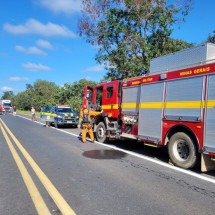 Ônibus com 50 passageiros tomba na BR-251 e deixa dois mortos - CBMMG