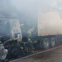 Grande BH: caminhão carregado de salgadinhos pega fogo na BR-040 - Reprodu&ccedil;&atilde;o CBMMG