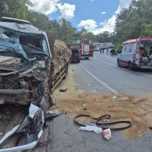 Motorista fica preso às ferragens após batida entre caminhões na BR-251 - Reprodu&ccedil;&atilde;o CBMMG