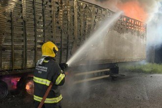 Após aproximadamente quatro horas de trabalho, o incêndio foi completamente controlado -  (crédito: CBMMG/Divulgação)