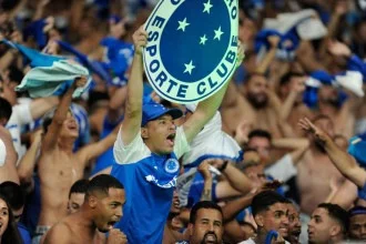 Torcedor do Cruzeiro ergue o escudo do clube com orgulho, no Mineirão -  (crédito: Alexandre Guzanshe/EM/D.A. Press)