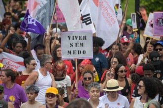  Manifestantes exibem faixas contra feminicídio e violência de gênero durante ato do 8 de março na Praça Raul Soares, no Centro de Belo Horizonte -  (crédito: LEANDRO COURI/EM/DAPRESS)