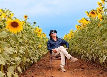 Inspirada em um dos sucessos de Alceu Valen&ccedil;a, turn&ecirc; '80 girass&oacute;is' marca as oito d&eacute;cadas de vida do m&uacute;sico -  (crédito: Rodrigo Mazuco/Divulga&ccedil;&atilde;o)