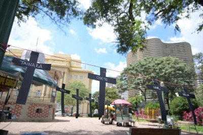 Cruzes com nomes femininos foram fixadas na Praça da Liberdade, em Belo Horizonte, para simbolizar vítimas de feminicídio em Minas Gerais -  (crédito: Leandro Couri/EM/D.A.Press)