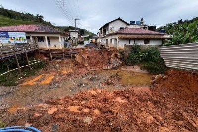  02/03/2026. Credito: reprodu....o/Matheus Ferreira.: Ponte em Dom Silverio destruida pelas chuvas com obras de reconstrucao iniciadas
     -  (crédito:  reprodu....o/Matheus Ferreira.: Ponte em Dom Silverio destruida pelas chuvas com obras de reconstrucao iniciadas)