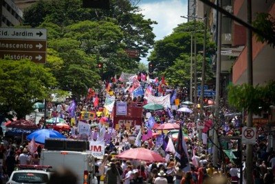 Manifestantes ocupam Avenida Amazonas, em Belo Horizonte, durante protesto do 8 de março que cobrou mais orçamento para políticas de proteção às mulheres -  (crédito: Leandro Couri/EM/D.A.Press)