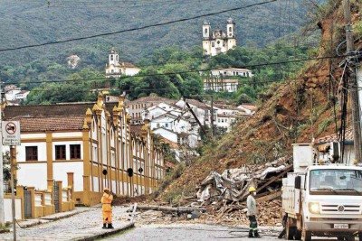 Em 2022, deslizamento de terra decorrente de fortes chuvas destruiu casarão em Ouro Preto; cidade está entre as que apresentam riscos -  (crédito:  Jair Amaral/EM/D.A Press – 13/1/22)