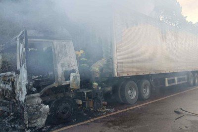 Um caminh&atilde;o carregado com pacotes de salgadinho pegou fogo na BR-040, na altura do Km 545, em Nova Lima, Regi&atilde;o Metropolitana de Belo Horizonte -  (crédito: Reprodu&ccedil;&atilde;o CBMMG)