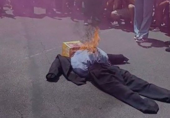 Manifestantes queimam boneco de Trump em ato do 8 de Março em BH