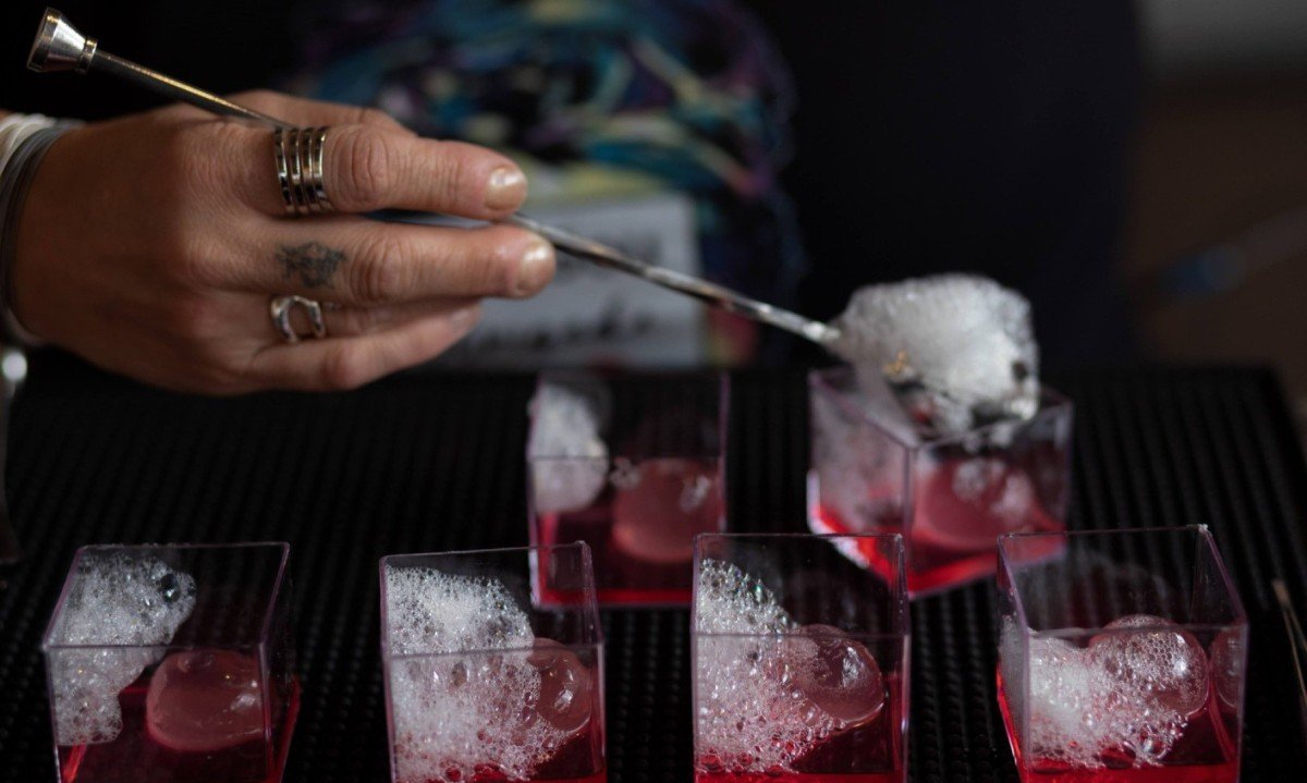 Ao levar a experi&ecirc;ncia da mixologia molecular para sua casa, Marcela Azevedo permite que as pessoas conhe&ccedil;am os bastidores das alquimias