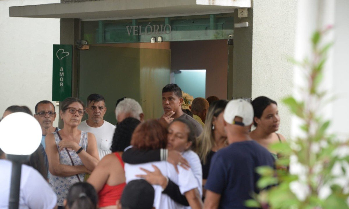 Familiares e amigos compareceram ao velório de Mariana-Túlio Santos/EM/D.A. Press