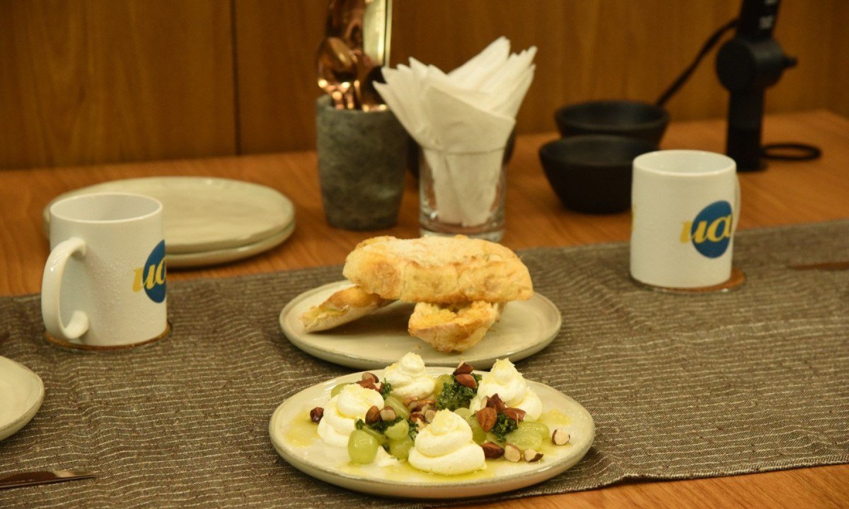 Cl&aacute;ssico do bar, a coalhada &eacute; temperada com flor de sal e servida com picles de uva verde, castanha de pequi, ervas, azeite e p&atilde;o