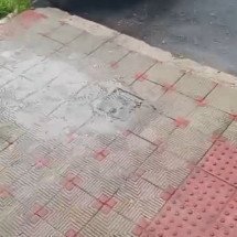 Vazamento de água em rua que dura oito meses leva transtorno a colégio - Redes Sociais/Reprodu&ccedil;&atilde;o