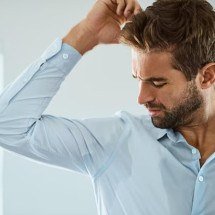 Como tirar mancha de desodorante da camisa com 4 dicas infalíveis - FreePik
