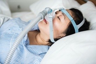 O uso noturno de dispositivos como CPAP mantém as vias aéreas abertas -  (crédito: rawpixel.com/FreePik)