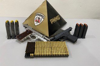 Os policiais cumpriam mandado de busca e apreensão contra o proprietário da fazenda  -  (crédito: Reprodução/PMMG)