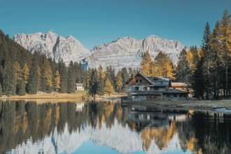 Patrimônio Mundial da Unesco, a região convida o viajante a desacelerar e trocar o frenesi das cidades pela calma dos lagos -  (crédito: Mattia Marinangeli/Unsplash)