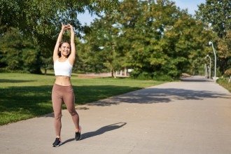 Criar pequenas metas e definir dias e horários facilita para se criar o hábito de se exercitar -  (crédito: benzoix/FreePik)