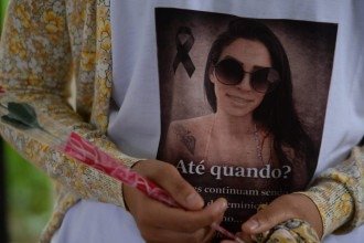 Familiares usavam uma camisa com o rosto de Mariana e a frase 'Até quando?' -  (crédito: Túlio Santos/EM/D.A. Press)