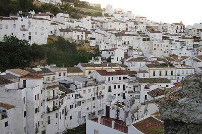 <p>A cidade de Setenil de las Bodegas, localizada na província de Cádiz, na região da Andaluzia, sul da Espanha, é uma das mais peculiares e surpreendentes da Europa. </p>
 -  (crédito:  Falconaumanni/Wikimédia Commons)