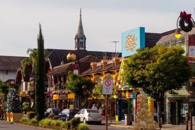 A arquitetura e as festividades de Gramado, como o Natal Luz, transportam visitantes para o charme das vilas alpinas europeias. -  (crédito: Cecilio Baez )