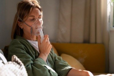 Problemas respirat&oacute;rios, como asma e alergias, podem ser agravados pelo mofo, expondo riscos &agrave; sa&uacute;de. -  (crédito: Freepik)