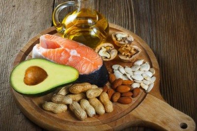 Gorduras saud&aacute;veis presentes em alimentos como salm&atilde;o, abacate e oleaginosas apoiam o controle da dor cr&ocirc;nica atrav&eacute;s de dieta anti-inflamat&oacute;ria -  (crédito: iStock)