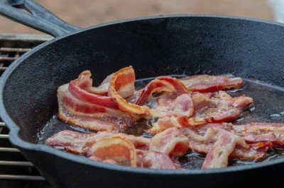<p>Embora sejam três produtos que se originam do porco, o bacon, a pancetta e o guanciale apresentam distinções fundamentais que vão do corte da carne ao processo de cura e ao sabor final.</p>
 -  (crédito: Michelle @Shelly Captures It/Unsplash)
