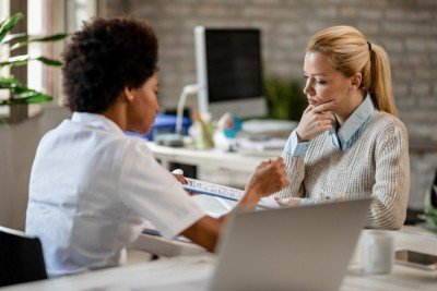 Antes de iniciar o tratamento, a avaliação clínica completa é indispensável -  (crédito: Drazen Zigic/Freepik)