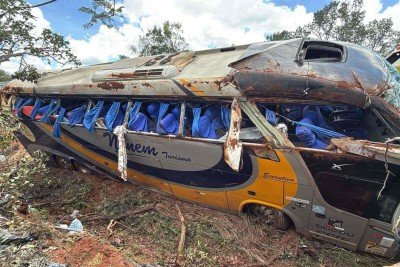 ônibus que tombou na BR 251 seguia de São Paulo para Pernambuco, segundo a PRF -  (crédito: Redes sociais/divulgaçao)