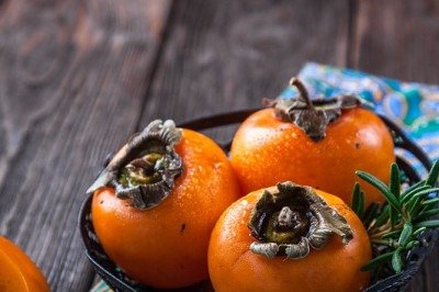 <p>O consumo regular de frutas é essencial para ter uma vida mais saudável. Doce e saboroso, o caqui é uma dessas iguarias, que traz inúmeros benefícios e impactos para o bem-estar dos indivíduos. </p>
 -  (crédito: Imagem de ????? ???????? por Pixabay)