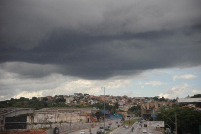 H&aacute; alerta de chuva de intensidade moderada na data de hoje na capital mineira -  (crédito: Alexandre Guzanshe/EM/D.A Press)