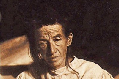<p>A primeira pessoa diagnosticada com o Mal de Alzheimer foi a alemã Auguste Deter. Ela morreu em 8/4/1906, aos 55 anos. Nascida em Kassel, em 16/5/1850, ela entrou para a história. Adoeceu em 1901, aos 50 anos, e ficou internada o restante da vida. </p>
 -  (crédito: Domínio público )