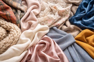 <p>Os tecidos acompanham a história da humanidade desde os primeiros tempos, exercendo papel essencial na proteção do corpo, na expressão cultural e no desenvolvimento social. Ao longo dos séculos, sua produção evoluiu junto com a tecnologia, permitindo a criação de materiais cada vez mais variados em aparência, resistência e conforto.</p>
<p>A diversidade de padronagens, cores e texturas reflete costumes, identidades regionais e transformações econômicas, tornando os tecidos muito mais do que s -  (crédito: imagem gerada por i.a )