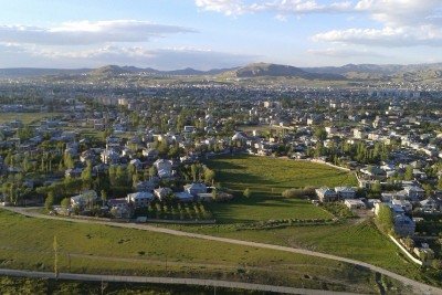 <p>Van, às margens do maior lago da Turquia, tem paisagens naturais deslumbrantes e uma história milenar marcada por impérios e civilizações. Sua atmosfera mistura o antigo e o moderno, permitindo que ruínas convivam com mercados vibrantes e cafés acolhedores. Essa dualidade torna a cidade um destino único, entrelaçado em perfeita harmonia.</p>
 -  (crédito: reprodução/ tripadvisor)