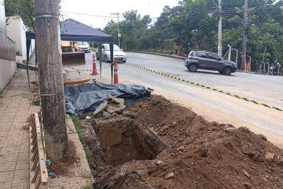 Um trator perfurou um tubo que leva gás as residências do Bairro Buritis, em Belo Horizonte. As autoridades foram acionadas e a situação já se encontra sob controle. -  (crédito: Alexandre Guzanshe/EM/D.A. Press)