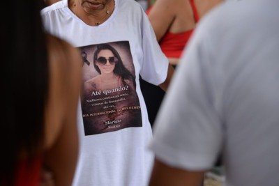 Velório ocorreu em cemitério em Santa Luzia, na Grande BH. Amigos e familiares usaram camisetas com o rosto da vítima estampado -  (crédito: Túlio Santos/EM/D.A Press)